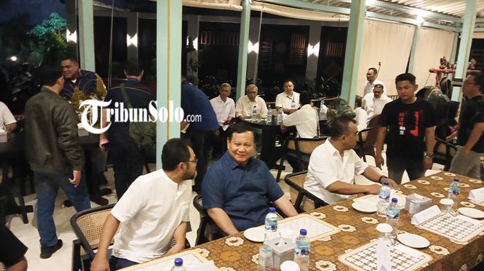 Prabowo-Subianto-menemui-Relawan-Jokowi-Gibran-di-Resto-Ono-Solo-Jalan-Diponegoro-Ngarsopuro-Solo.jpg