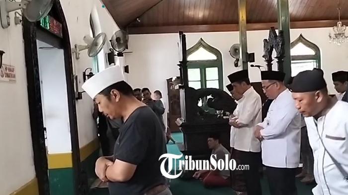 Presiden-ke-7-RI-Joko-Widodo-menunaikan-sholat-jumat-di-Masjid-Al-Wustho-Mangkunegaran-Solo.jpg