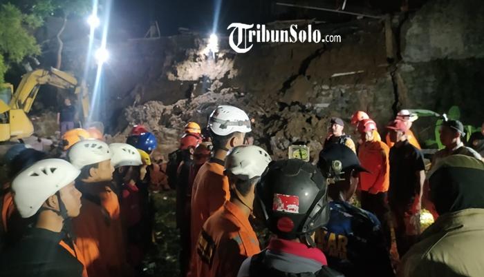 Proses-evakuasi-korban-tembok-ambrol-yang-sebabkan-longsor.jpg
