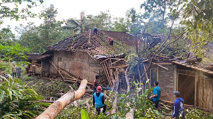 Proses-evakuasi-rumah-tertimpa-pohon-tumbang-pasca-hujan-deras-disertai-angin-kencang-di-Karanganyar.jpg
