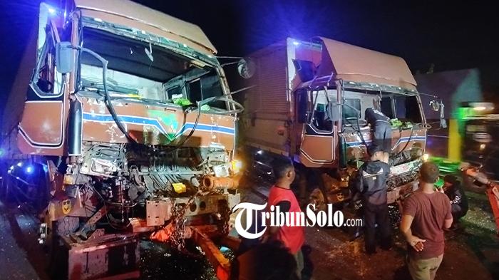 Proses-evakuasi-truk-tronton-yang-menabrak-truk-boks-di-Jalan-Jogjakarta-Solo-Ceper-Klaten.jpg