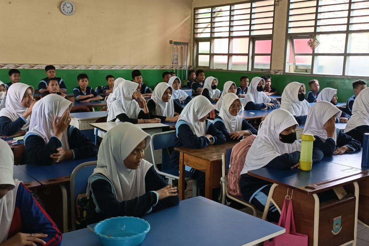 Proses-kegiatan-belajar-mengajar-kelas-7-di-Sekolah-Menengah-Pertam.jpg