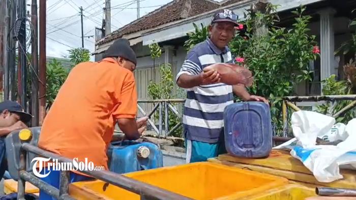 Proses-pemindahan-ikan-gurame-yang-mati-gegara-adu-banteng-pikap-L300-dengan-truk.jpg
