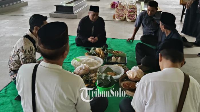 Prosesi-ritual-bedah-bumi-sebelum-pemakaman-jenazah-Rugaiya.jpg