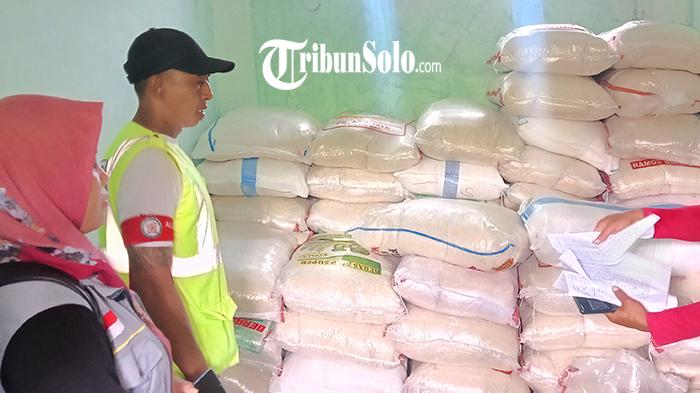 Puluhan-karung-berisi-beras-25-kilogram-yang-ditumpuk-di-salah-satu-kamar-indekos-di-Solo.jpg