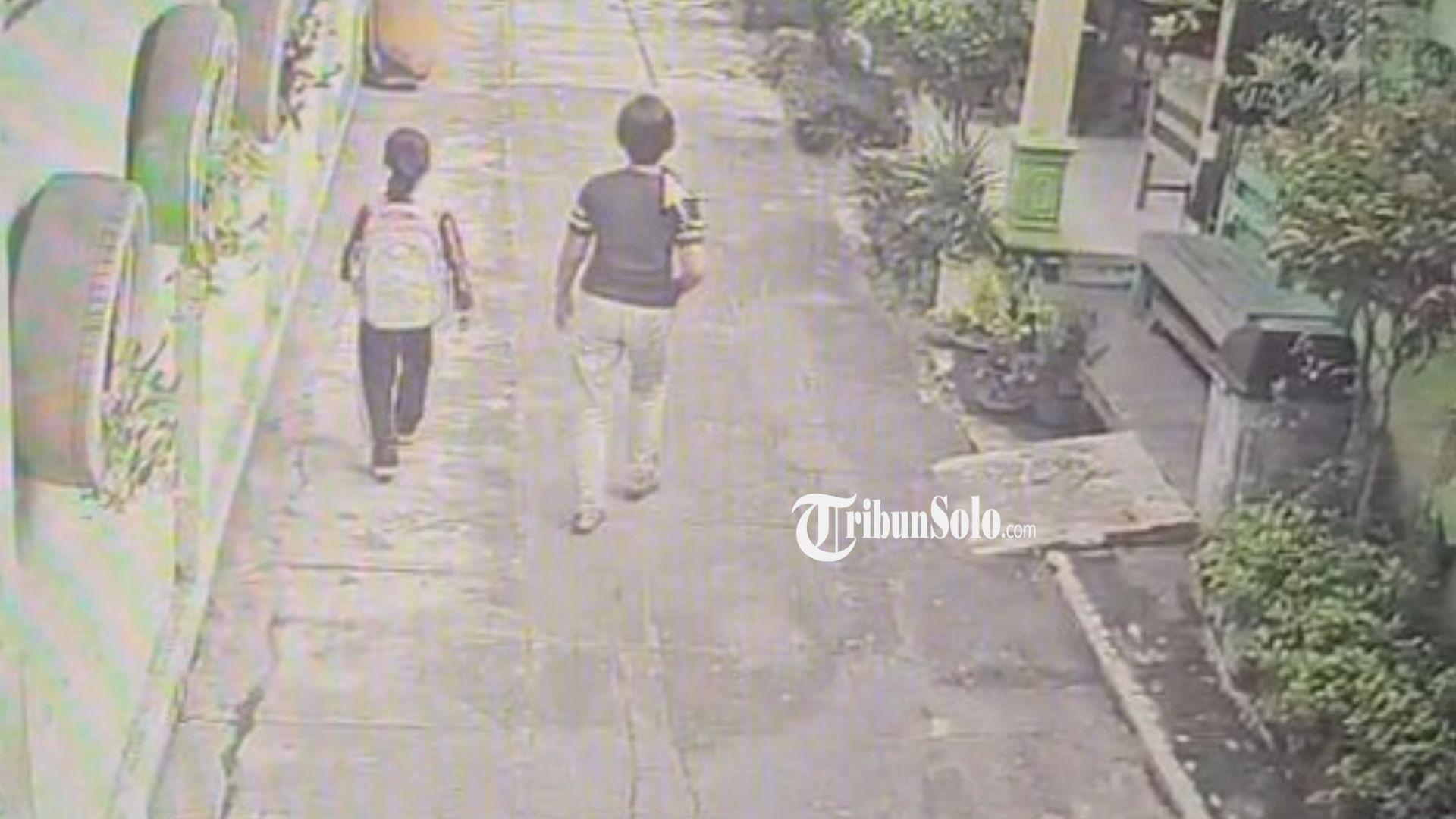 RAMPAS-ANTING-Tangkapan-layar-rekaman-cctv-pelaku-perampasan-anting-siswi-di-SDN-3-Jaten.jpg