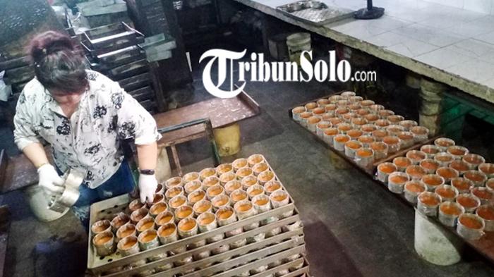 Ratna-Anggraini-menata-kue-keranjang-yang-baru-saja-keluar-dari-oven.jpg
