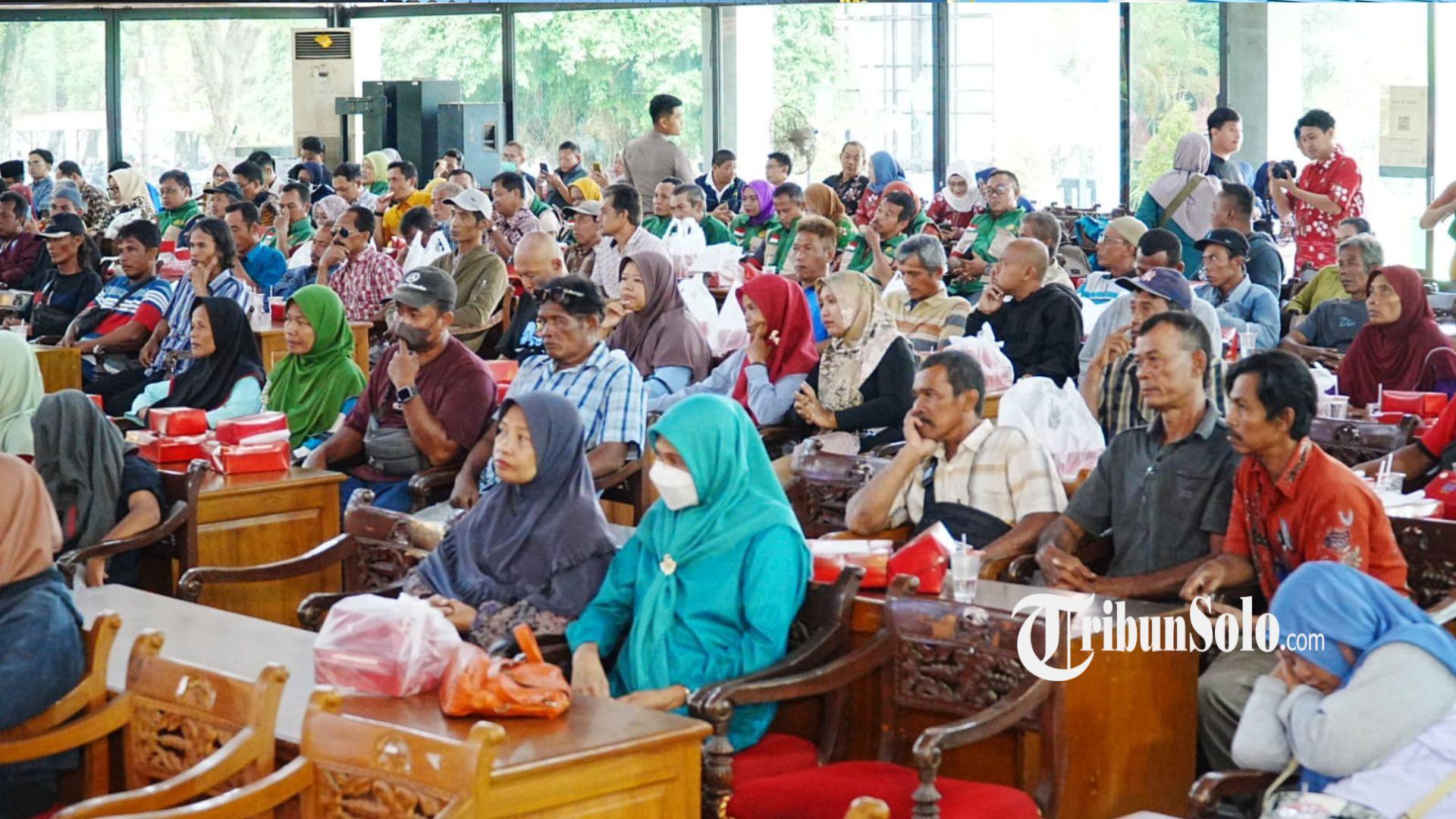 Ratusan-buruh-tani-tembakau-memenuhi-Pendopo-Pemkab-Klaten-mengikuti-penyerahan-BLT-DBHCHT.jpg