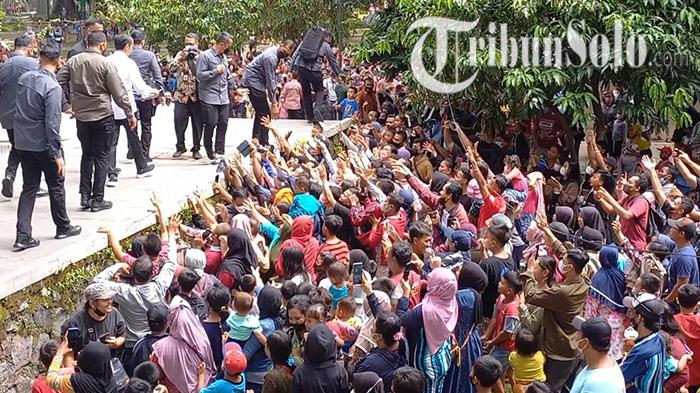 Ratusan-orang-beradu-nasib-mendapatkan-kaos-dari-Presiden-Jokowi-langsung.jpg