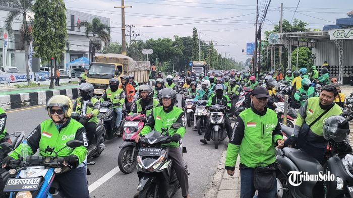Ratusan-pengemudi-ojek-online-Ojol-menggeruduk-Kantor-Dishub-Kabupaten-Klaten.jpg