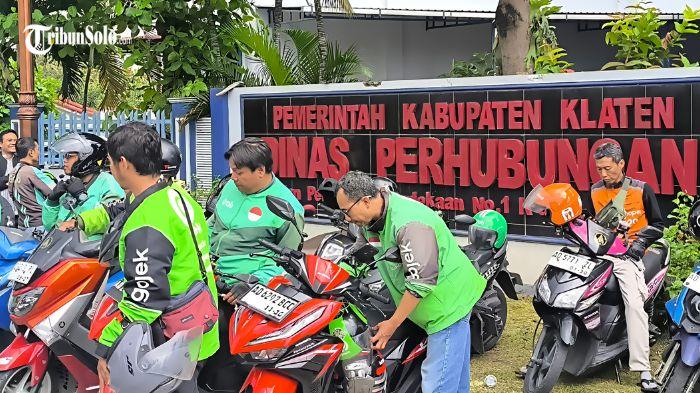 Ratusan-pengemudi-ojek-online-Ojol-menggeruduk-Kantor-Dishub-Klaten-2.jpg