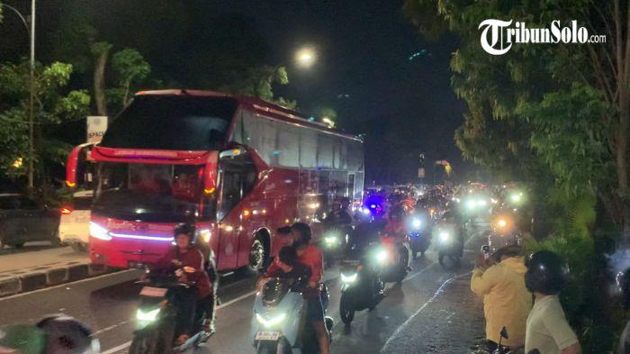 Ratusan-suporter-Persis-Solo-konvoi-sambut-kemenangan-atas-Bhayangkara-Lampung-FC.jpg