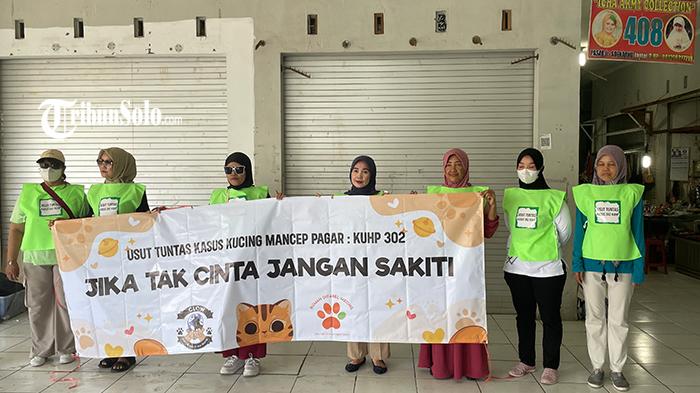 Relawan-pecinta-kucing-gelar-aksi-Topo-Bisu-di-depan-salah-satu-kios-Pasar-Ir-Soekarno-Sukoharjo.jpg