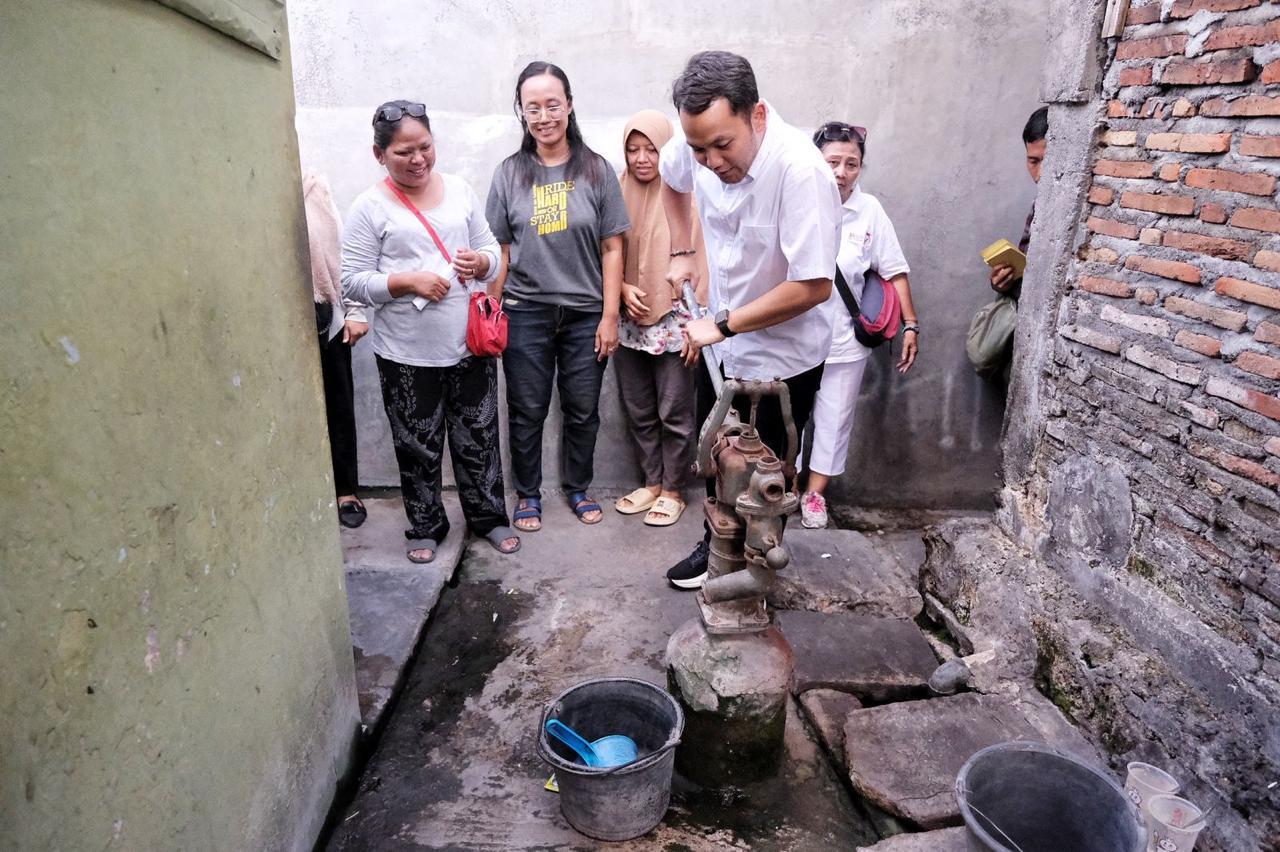 Respati-Ardi-lihat-kondisi-toilet-umum-di-Kampung-Jagalan.jpg