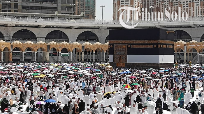 Ribuan-jemaah-haji-dari-berbagai-negara-di-antaranya-Indonesia-memenuhi-Kabah-di-Makkah-Al.jpg