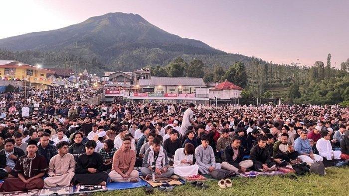 Ribuan-jemaah-memadati-Lapangan-Dusun-Garung.jpg