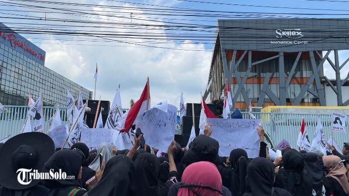 Ribuan-orang-mantan-karyawan-PT-Sri-Rejeki-Isman-Tbk-Sritex-menggelar-aksi-damai.jpg