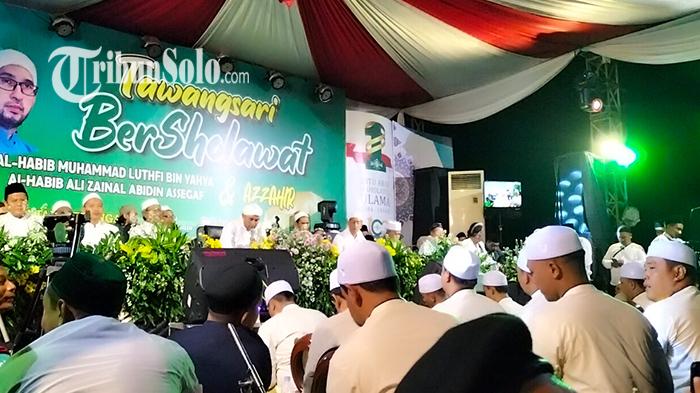 Ribuan-warga-hanyut-dalam-sholawatan-bersama-Habib-Ali-Zainal-Abidin.jpg