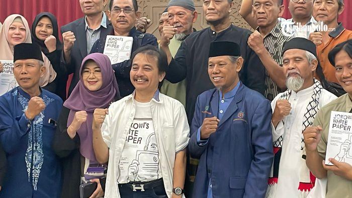Roy-Suryo-usai-menggelar-bedah-buku-Jokowis-White-Paper-2.jpg