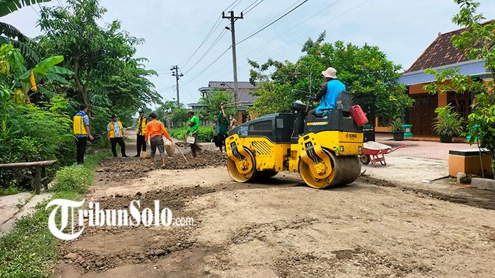 Ruas-Jalan-Nglebak-Jambanan-di-DesaKecamatan-Sidoharjo-Kabupaten-Sragen-tengah-diperbaiki.jpg