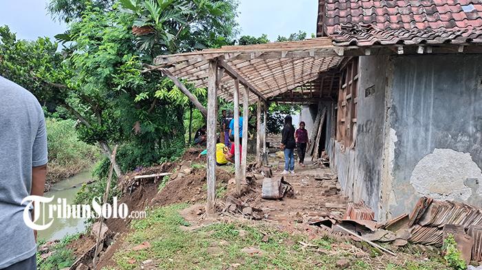 Rumah-di-Kampung-Ngangin-Karangtengah-Sragen-rusak-terdampak-talut-longsor.jpg
