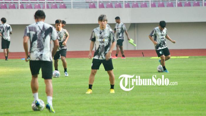 Ryo-Matsumura-saat-official-training-Persis-Solo-di-Stadion-Manahan.jpg