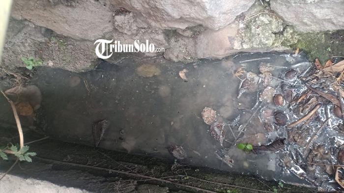 SALURAN-AIR-TERCEMAR-Saluran-air-warga-yang-diduga-terkena-limbah-dari-SPPG-Banyuanyar-3-di-Solo.jpg
