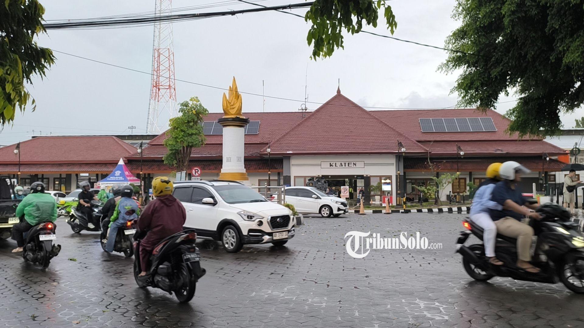 STASIUN-KLATEN-Suasana-lalulintas-jalan-depan-Stasiun-Klaten-ramai-dilalui-kendaraan.jpg