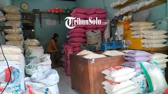 Salah-satu-kios-beras-di-Pasar-Bunder-Sragen-Kamis-2892023.jpg