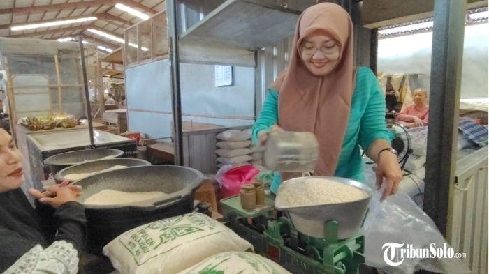 Salah-satu-pedagang-beras-di-pasar-Pengging.jpg