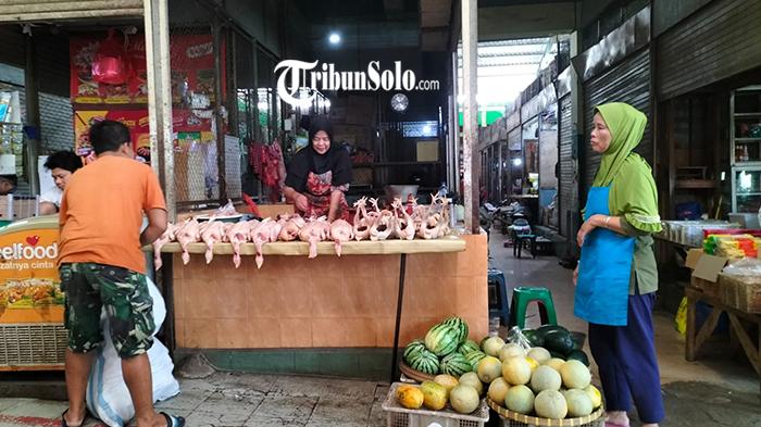 Salah-satu-pedagang-daging-ayam-di-Pasar-Bunder-Sragen-Sabtu-362023.jpg