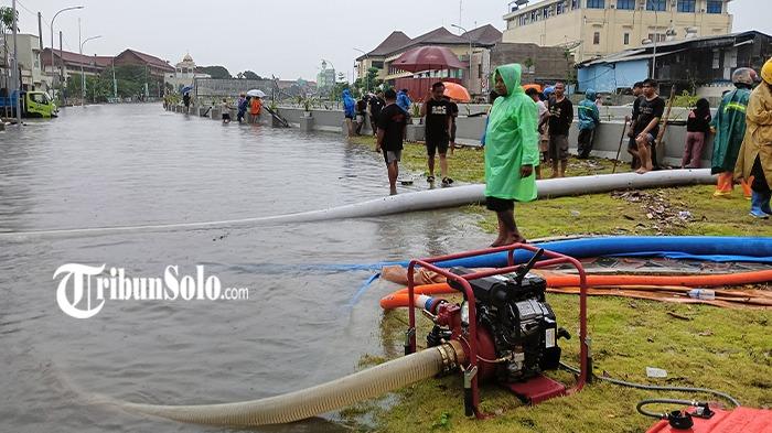 Salah-satu-pompa-air-yang-diterjunkan-mengurai-genangan-air-Underpass-Joglo-Solo.jpg