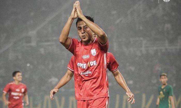 Samsul-Arif-menjebol-gawang-mantap-klubnya-Persebaya-Surabaya-persis.jpg