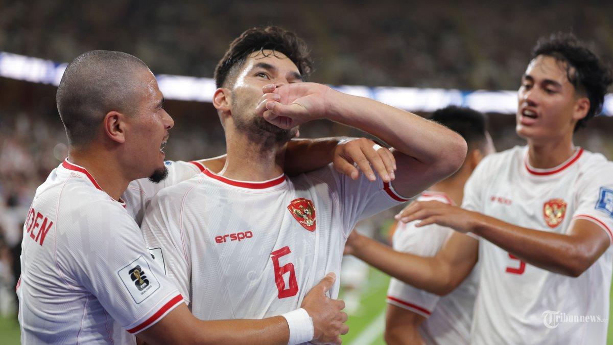 Sandy-Walsh-selebrasi-bersama-rekan-satu-tim-usai-mencetak-gol-ke-gawang-Arab-Saudi.jpg