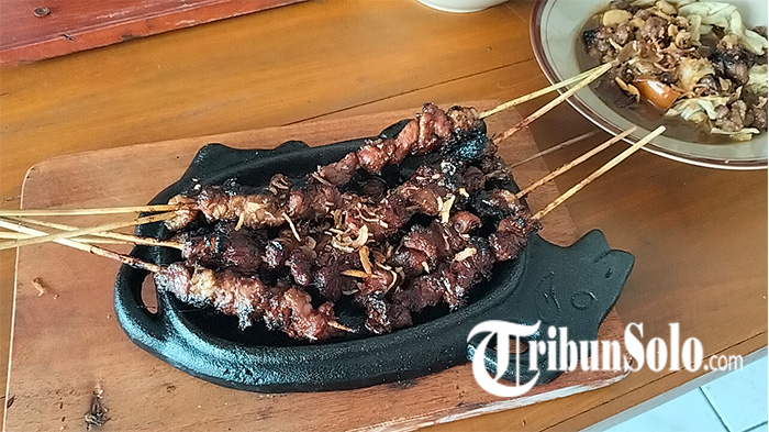 Sate-kambing-Balibul-Hotplate-di-warung-sate-Pak-Gianto-Teras.jpg
