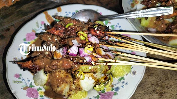 Satu-porsi-sate-ayam-Madura-Asli-yang-berjualan-di-depan-RS-Amal-Sehat-Sragen.jpg