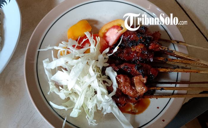 Satu-porsi-sate-kambing-Sadono-yang-sudah-ada-sejak-tahun-1998.jpg