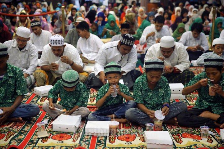 Sejumlah-anak-yatim-menikmati-takjil-dalam-buka-puasa.jpg