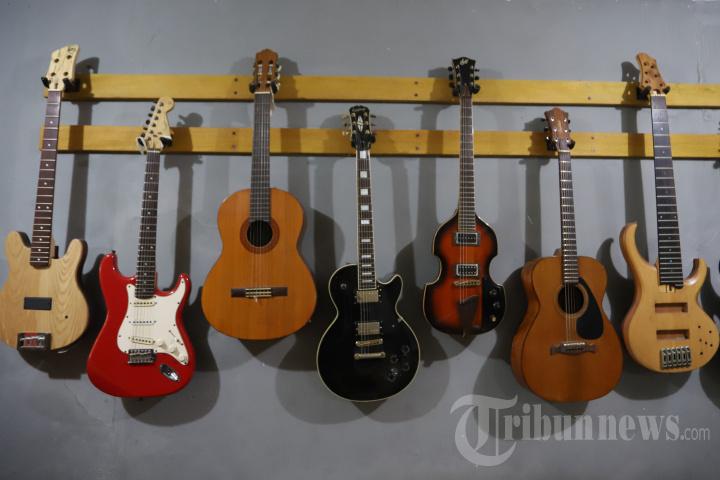 Sejumlah-gitar-listrik-Syukey-Instruments-yang-dipajang-di-kawasan-Ciputat-Timur.jpg