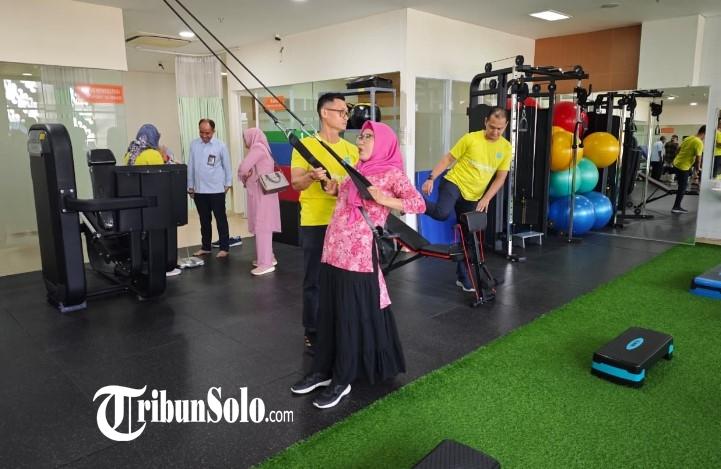 Sejumlah-lansia-mencoba-fasilitas-Soeharso-Elderly-Club.jpg