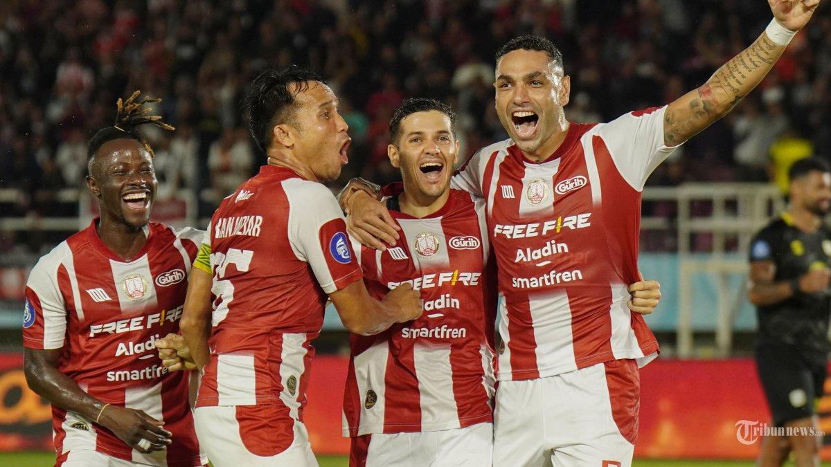 Sejumlah-pesepak-bola-Persis-Solo-merayakan-gol-Alexis-Messidoro.jpg