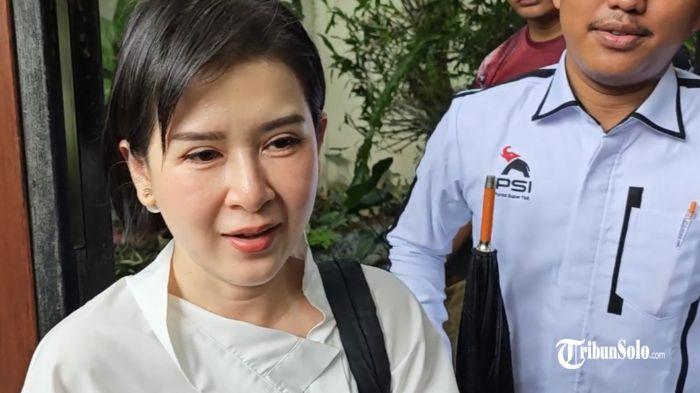 Sekretaris-Dewan-Pembina-PSI-Grace-Natalie-saat-ditemui-awak-media.jpg