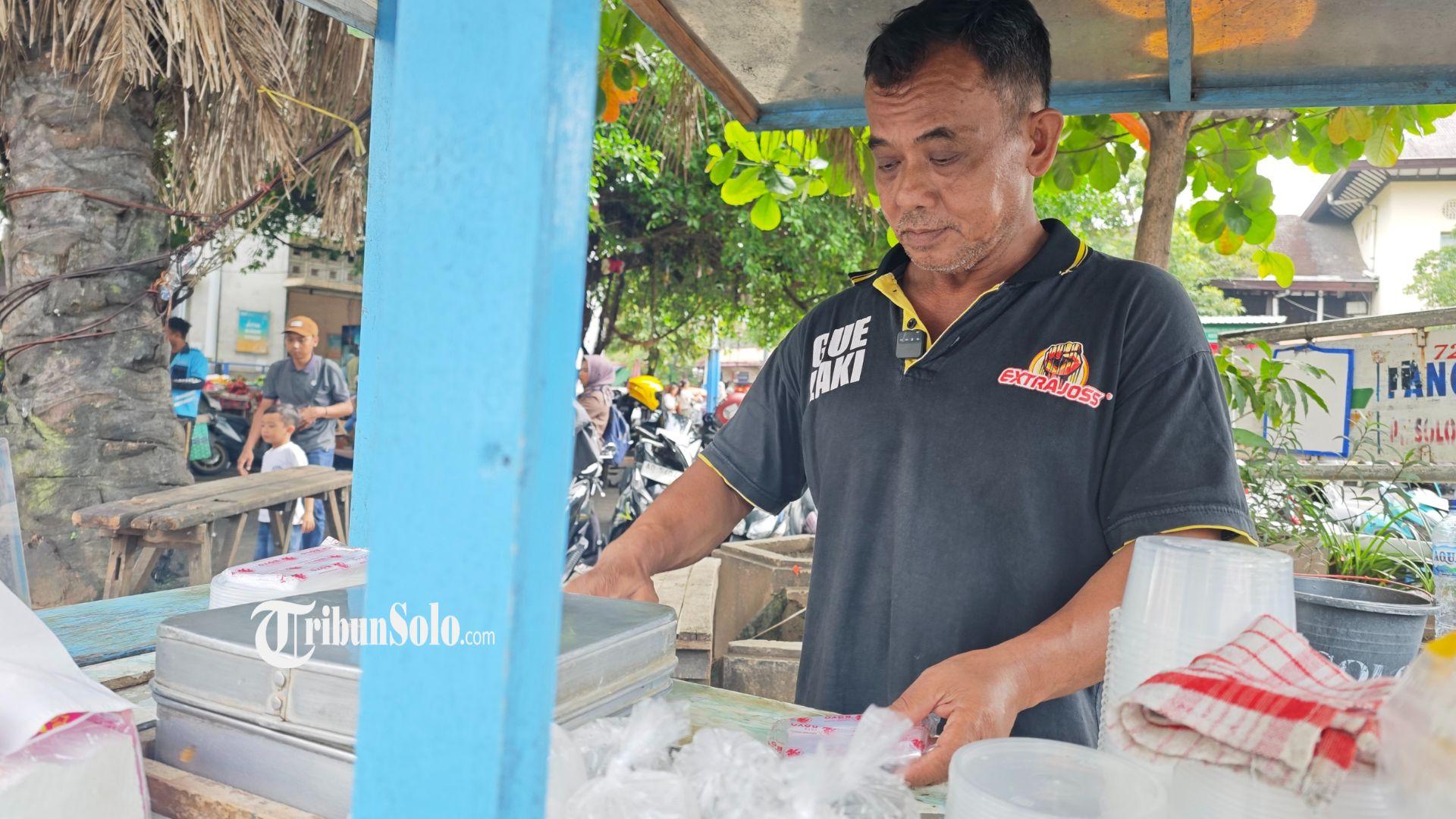 Sentot-pemilik-Tahok-Pak-Citro-generasi-kedua-saat-melayani-pembeli-di-Pasar-Gede-Solo.jpg