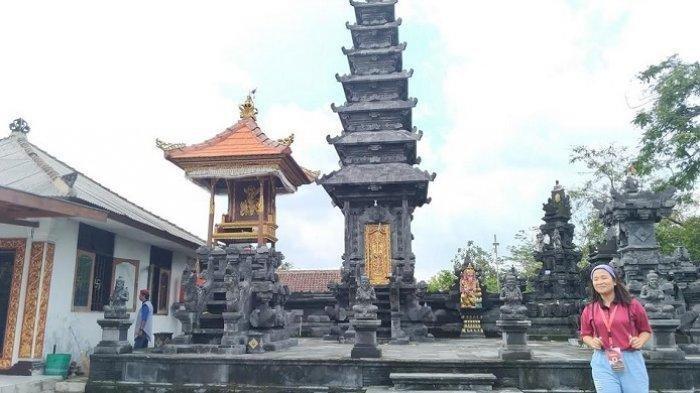 Seorang-pengunjung-berada-di-kompleks-Pura-Pemacekan-atau-Pura-Pasekan-Agung.jpg