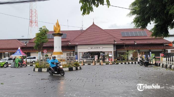 Seseorang-sedang-melintasi-kawasan-depan-Stasiun-Klaten-Senin-1212026-2.jpg