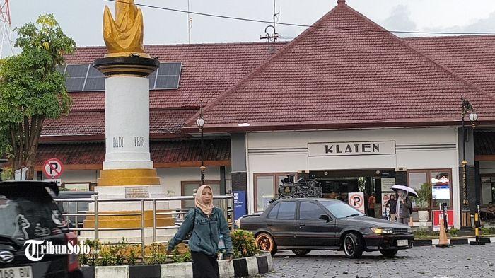 Seseorang-sedang-melintasi-kawasan-depan-Stasiun-Klaten-Senin-1212026.jpg