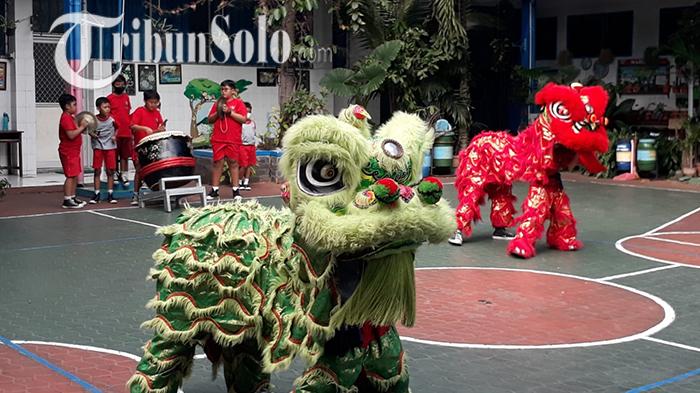 Siswa-memainkan-kesenian-barongsai-di-SD-Kristen-Widya-Wacana-Jam.jpg