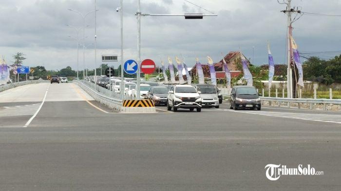Situasi-arus-kendaraan-di-Gerbang-Tol-Klaten-Kota.jpg