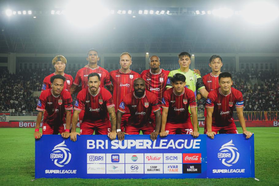 Skuad-klub-Persis-Solo-berfoto-bersama-sebelum-Derby-Mataram.jpg