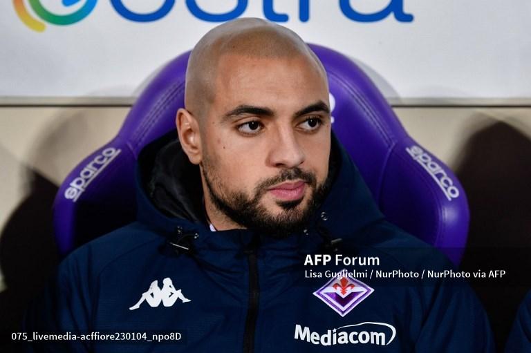 Sofyan-Amrabat-duduk-di-bench.jpg